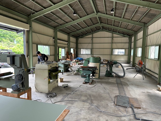 天井も高く、広々した気持ちの良い空間です。機械加工スペースとは別に、こちら（手前）のスペースは展示場（ショールーム）となる予定です。今夏のオープンが楽しみです。