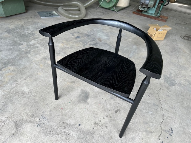 平良さんが得意としているチェアのシリーズです。洗練されたデザインと機能性を兼ね備えています。座らせて頂きましたが座り心地も抜群でした。