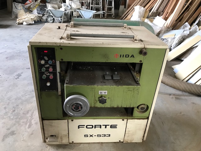 新着情報【飯田工業の手押し鉋盤EJ－302と自動一面鉋盤SX